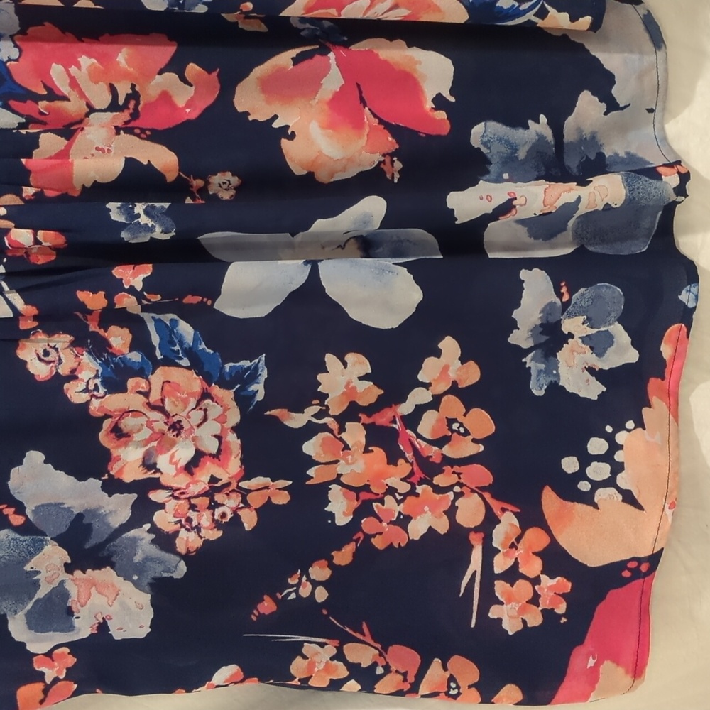 Liz Claiborne | Navy Floral Crepe Top Cap Sleeves Pull Over Shirt Tail Hem | XL - Picture 3 of 9